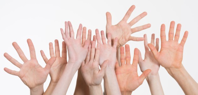 viele Hände zusammen